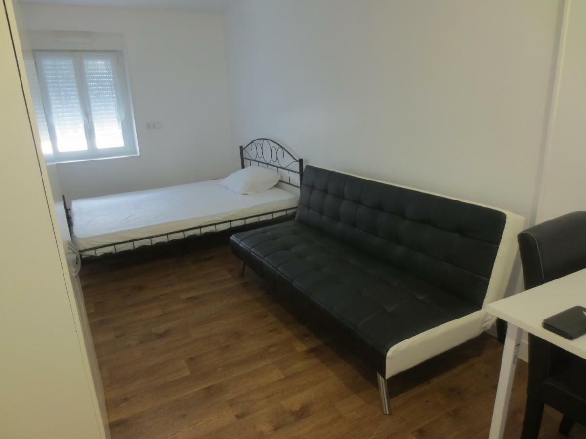 Appartements Et Studios Meubles Au Centre Ville D'Ouzouer Sur Loire 外观 照片